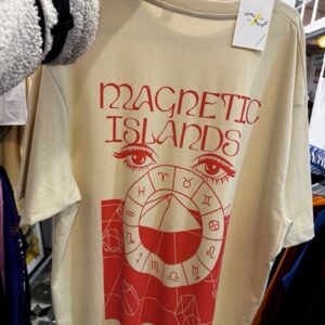 Camiseta Magnetic Islands Beige y Rojo by Muro