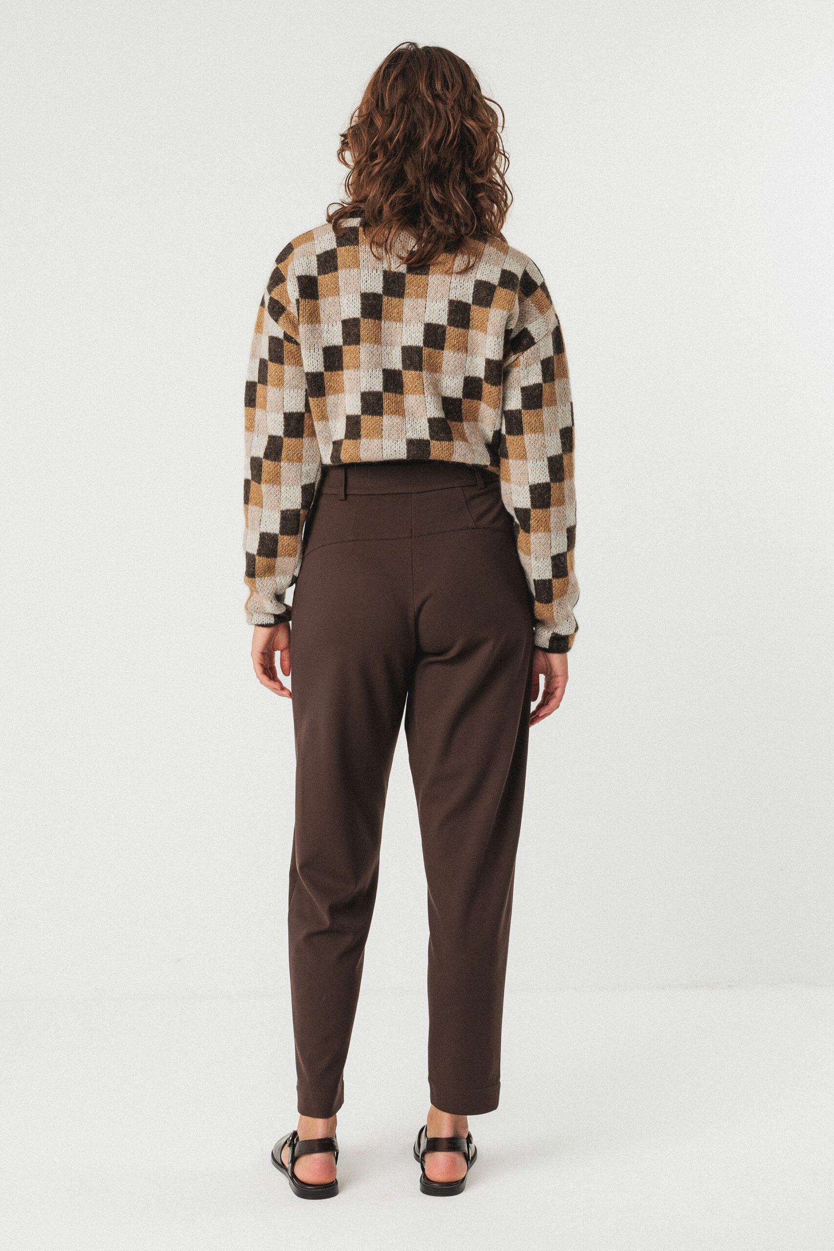 Pantalón Ezama Dark Brown by SKFK - Imagen 3