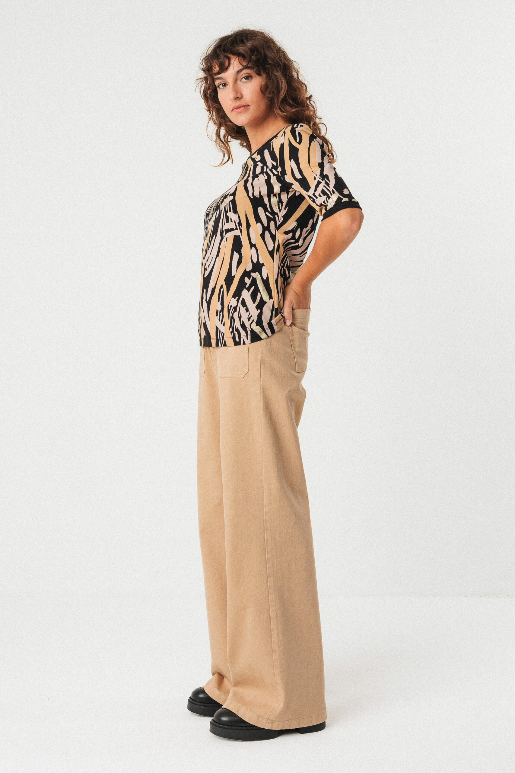 Camiseta Oianko Stone by SKFK - Imagen 3