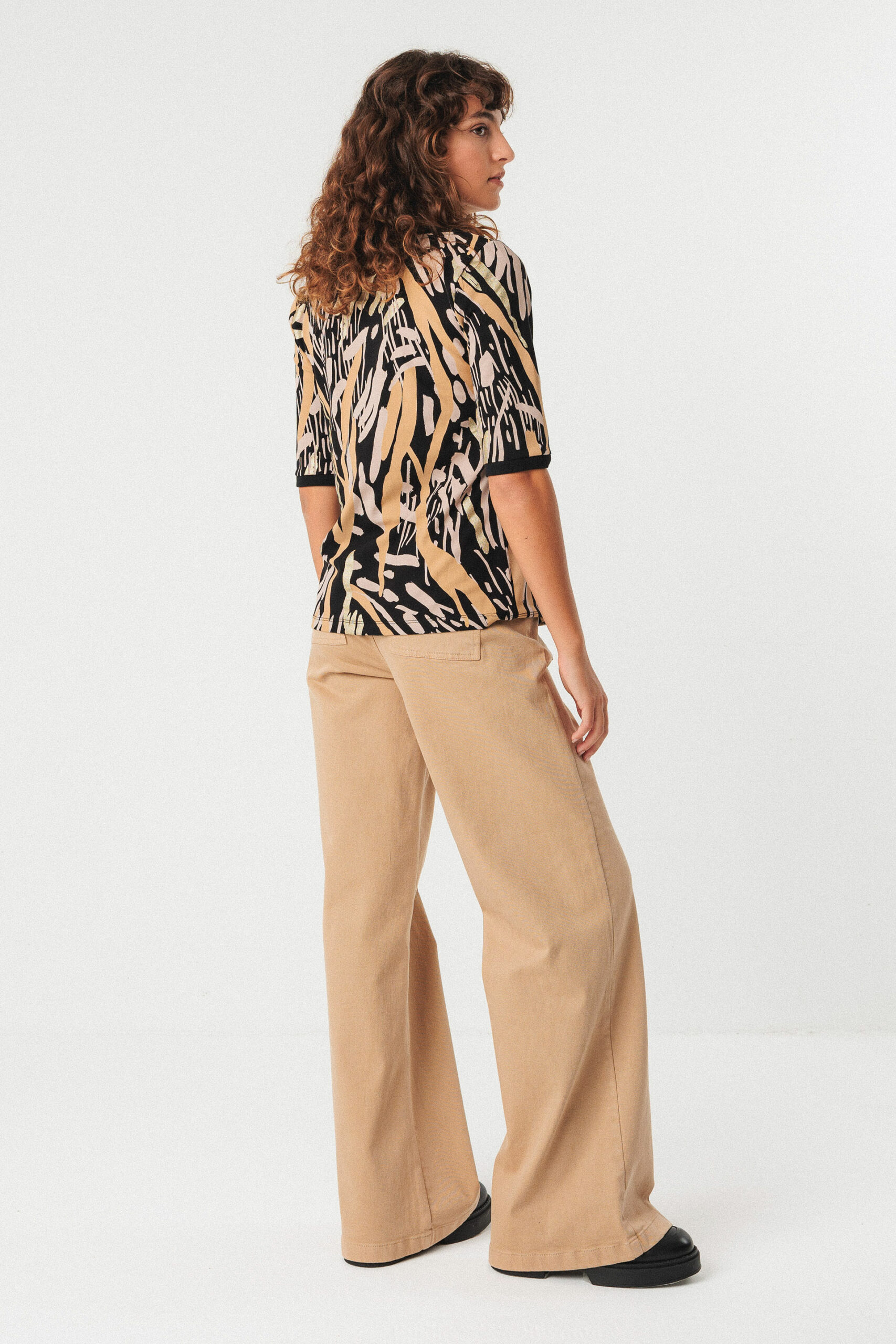 Camiseta Oianko Stone by SKFK - Imagen 4