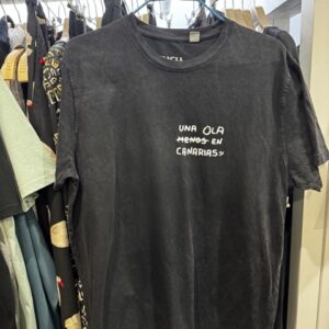 Camiseta Una Ola Menos Gris Oscuro by Hugu