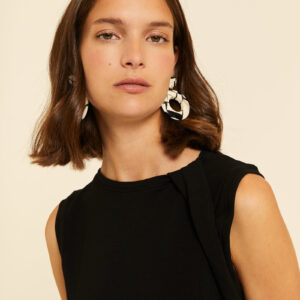 Top Detalle Hombro Negro by Pepa Loves